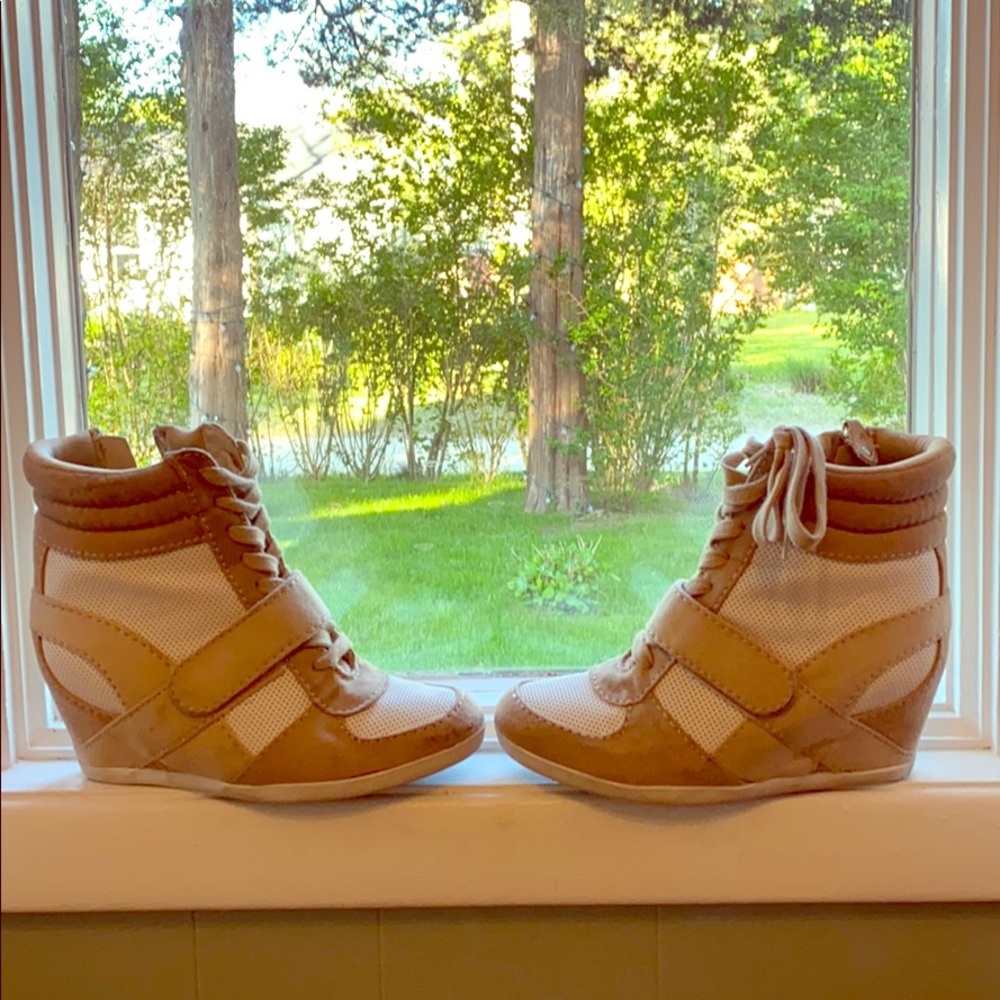 Vera Wang tan Wedge Sneakers size 7